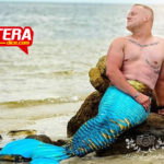 Un marino se disfraza de sirena