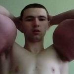 Fisicoculturista ruso pide ayuda tras inyectarse aceite en los brazos