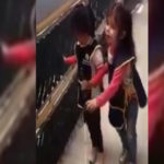 Niña invidente enseña a su compañera a usar el bastón