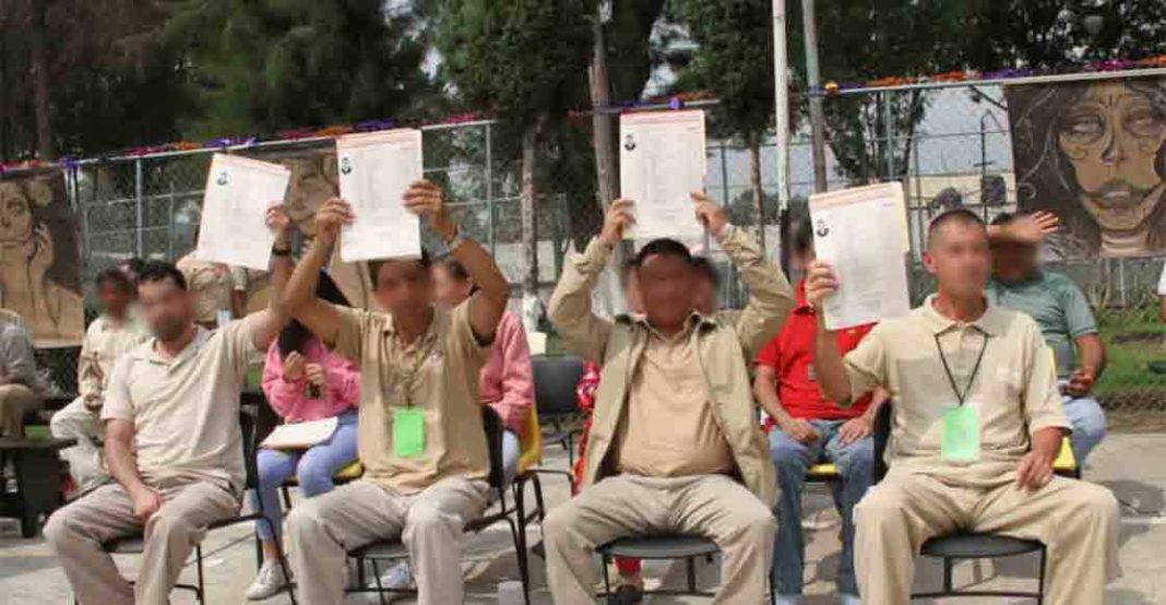 cuatro-presos-reclusorio-oriente-carcel-reciben-titulo-licenciados-derecho-abogados-01