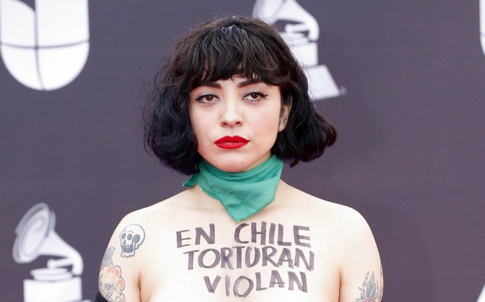 mon-laferte-alzo-voz-alfombra_11_0_936_582