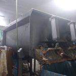 Hombre cae en máquina de procesamiento para pollos