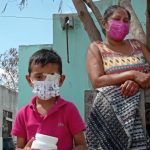 Vende manzanas para salvar vista de su hijo