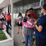 Tumultos y caos deja vacunación en Matamoros
