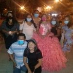 Quinceañera alimenta a migrantes