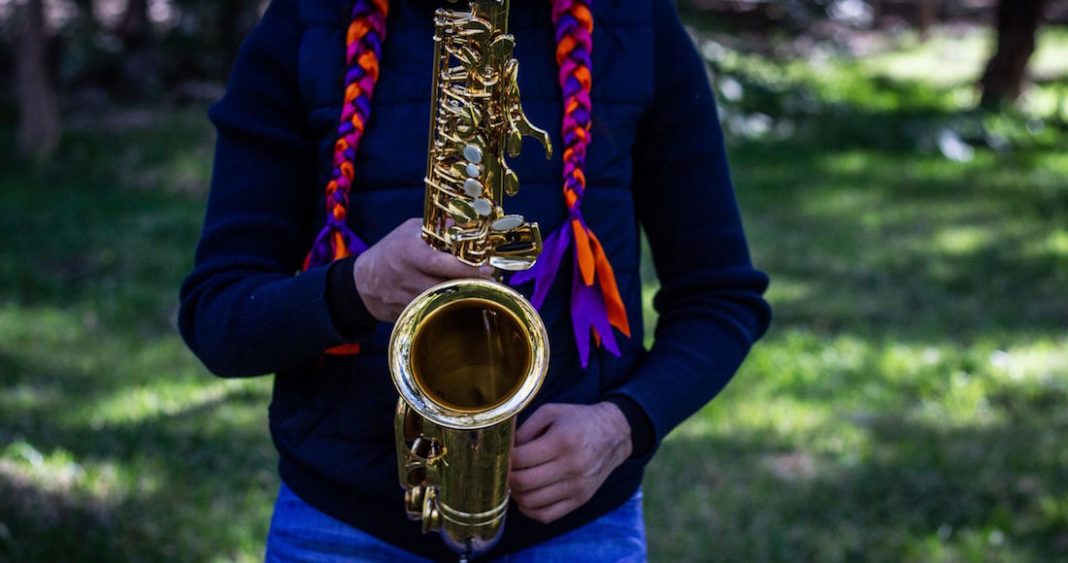 El 9 de septiembre de 2019, en Huajuapan de León, Oaxaca, María Elena Ríos, comunicóloga y saxofonista de profesión, llegó a su trabajo, un negocio para gestionar viajes, pues tenía una cita con un cliente. Malena, como le dice su familia, nunca imaginó que ese hombre había sido contratado para derramar sobre su cuerpo una cubeta con ácido. Su madre, quien escuchó sus gritos, salió para auxiliarla y, al abrazarla, el ácido quemó también su piel a la altura de los brazos y pechos. Después de batallar para ser recibida en un hospital de Oaxaca y posteriormente ser trasladada a la Ciudad de México, pasó 5 meses en cama. “Dañaron el órgano más grande que tengo que es mi piel, pero estoy viva y buscaré justicia” dice, con claridad, Malena quien no quiere mostrar su rostro. Ha pasado un año desde el ataque y el proceso penal contra sus agresores aún no comienza. Según la investigación de la Fiscalía de Oaxaca, hay cinco implicados y cuatro detenidos, entre ellos Juan Antonio Vera Carrizal, su expareja. Vera Carrizal, empresario gasolinero y exdiputado local del PRI, ha sido señalado como el autor intelectual del ataque y se entregó a las autoridades el pasado mes de abril. Su familia, que ha sido su mayor apoyo, también pelea una iniciativa en el Congreso local de Oaxaca para que los ataques con ácido a mujeres sean catalogados jurídicamente como intentos de feminicidio. En México estos ataques ni siquiera están tipificados en el Código Penal, excepto en la capital, donde se castiga con penas de 9 a 12 años de prisión. Tampoco existen datos oficiales sobre el número de víctimas.