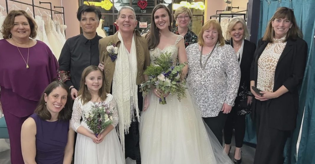 hija-modelo-vestidos-de-novia-a-su-madre