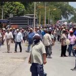 Con bloqueo carretero exigen liberación de líder
