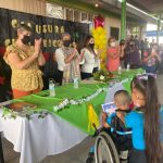 Niño con raquitismo se gradúa de preescolar