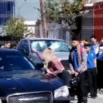 Sorprende infidelidad y le destroza el auto a piedrazos
