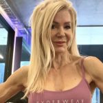 La abuela fitness sorprende al presumir su abdomen con un conjunto deportivo en tendencia