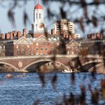 La conmovedora reacción de un joven al saber que se quedó en Harvard