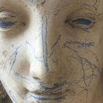 Niños «vandalizan» una estatua de 230 años y un monumento con crayones azules