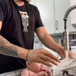 Baña a su bebé en el mismo fregadero donde lava los platos