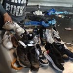 Héroe anónimo se viraliza por juntar tenis perdidos en el Zócalo