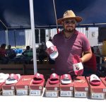 Su maquiladora huye y vende chanclas de AMLO