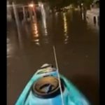Hombre aprovecha las inundaciones para “pasear” con su kayak en Guadalajara
