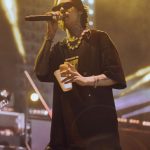 Le dan un regalo a Natael Cano en pleno concierto y prefiere tirarlo