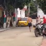 Mujer atrapa a su esposo con la amante en su casa y la persigue a toda velocidad por la calle