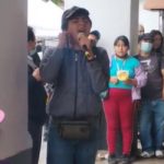 niño canta “La gata bajo la lluvia” y cautiva a miles en redes