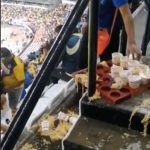 Un vendedor del Estadio Azteca tira todas las sopas Maruchan de la charola