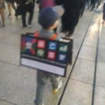 Niño se disfraza de tarjeta del Metro de CDMX y se vuelve viral