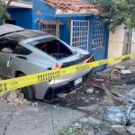 Un auto de lujo se estrella y queda destruido dentro de una casa en Oblatos, Guadalajara
