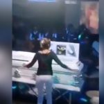 Cumplen última voluntad y realizan velorio en una discoteca con el ataúd