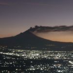 Captan misteriosas luces subiendo por las faldas del Popocatépetl