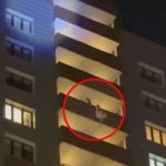 Un hombre vestido como Santa Claus cae de un piso 24