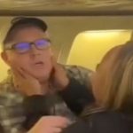 Hombre con Alzheimer sufre crisis en pleno vuelo y pasajeros cantan para calmarlo