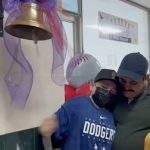 Jonathan superó el cáncer y lo festejó con su ídolo Víctor González, pitcher de los Yankees