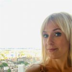 Influencer se niega a bajar de su coche hasta que su novio le abra la puerta