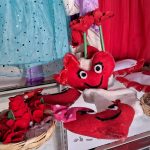 Mónica se aferra a mantener vivo el oficio de costurera