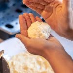 Abuelita muere junto a su familia tras confundir químico con leche al preparar buñuelos