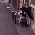 Abuelita queda colgada de la ropa en cortina de supermercado