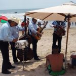 Hoteleros de Mazatlán quieren regular a las bandas que tocan en la playa… ¡Y que suenen los memes!