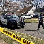 Adolescente muere tras dispararse con arma de policía en comisaría de EU