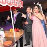 Novios sorprenden a sus invitados con unos tradicionales tacos rojos