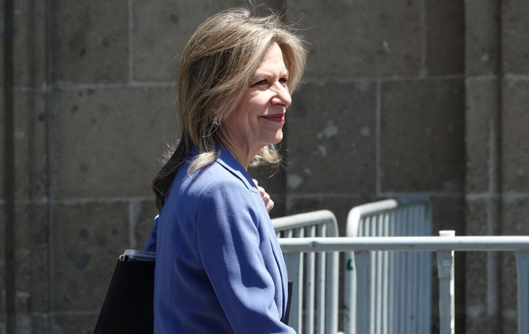 Elizabeth Sherwood arriba a Palacio Nacional para reunirse con el presidente Andrés Manuel López Obrador