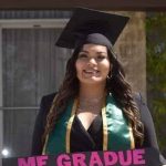 Graduada en Tijuana, celebra su logro regalando elotes a sus clientes