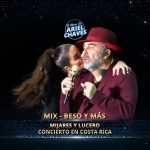 Lucero y Mijares sorprenden con beso en pleno concierto
