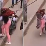 Mujer se viraliza por llevar a su novio borracho en el hombro y cargar una bicicleta al mismo tiempo