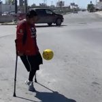 Sin una pierna y con malabares se gana la vida