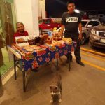 Abuelita, nieto y su gato sobreviven con venta de artesanías en Victoria