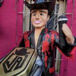 Julio Alvarez se convierte en piñata