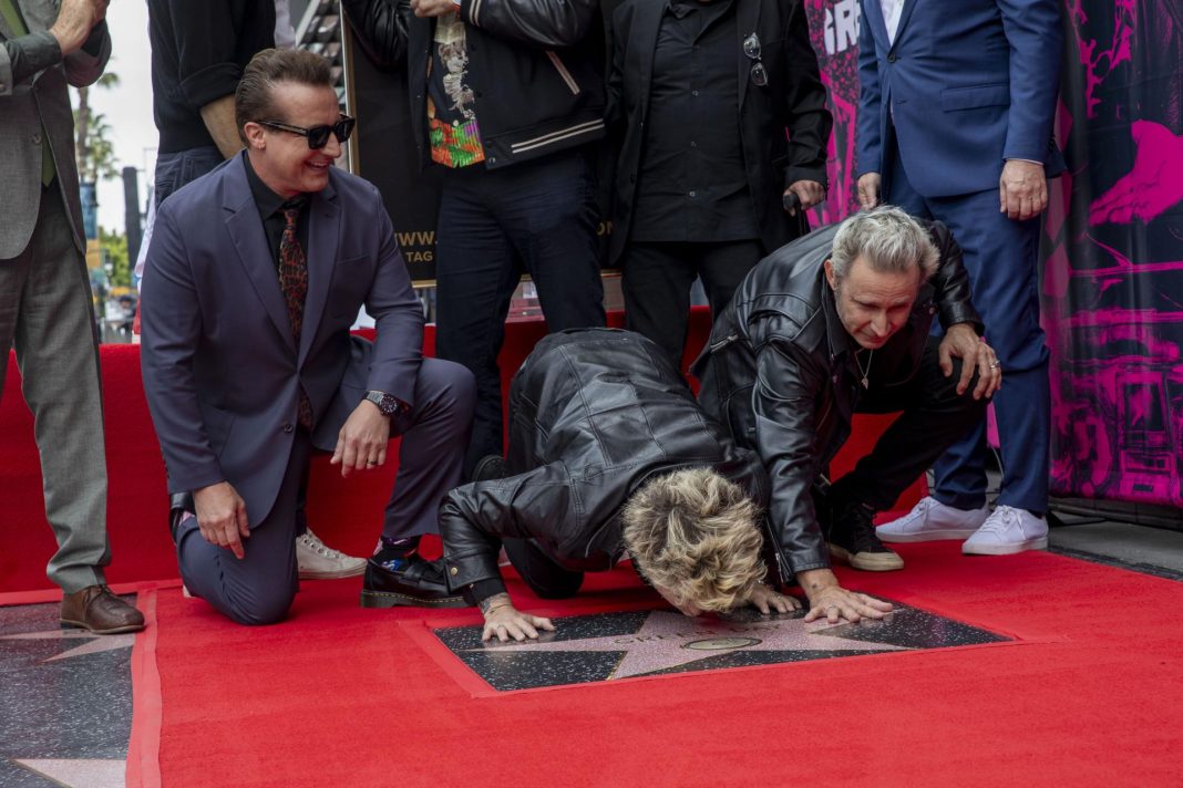 La banda Green Day recibe su estrella en el Paseo de la Fama de Hollywood