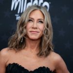 Hombre que estrelló su coche contra la casa de Jennifer Aniston es acusado de hostigamiento