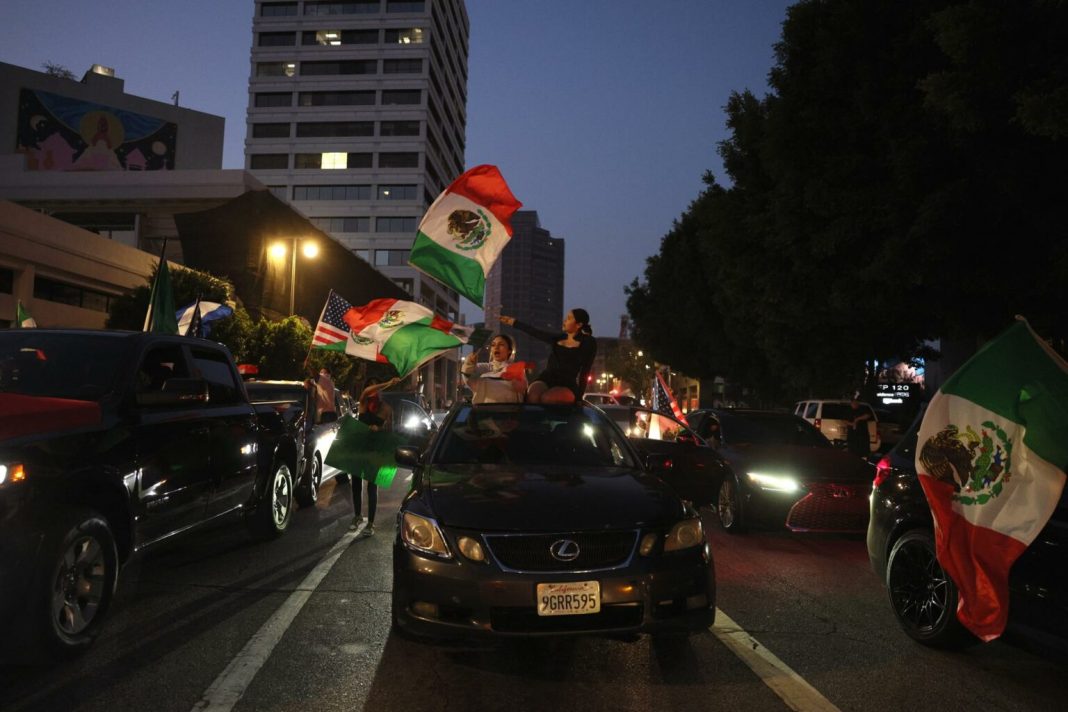 La bandera mexicana, símbolo de las protestas en Los Ángeles que molesta a la Casa Blanca
