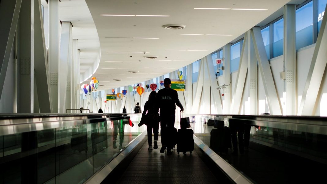 pasajeros-en-el-aeropuerto-internacional-john-f-kennedy-de-eeuu-1536x864